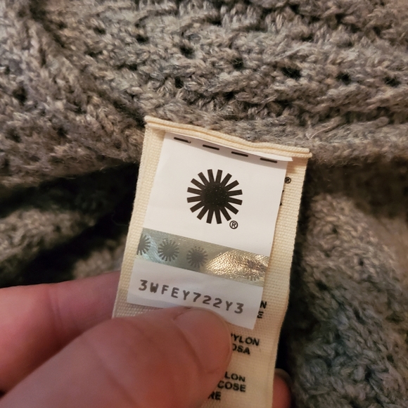 Ugg Riley Sweater Poncho - Picture 11 of 13